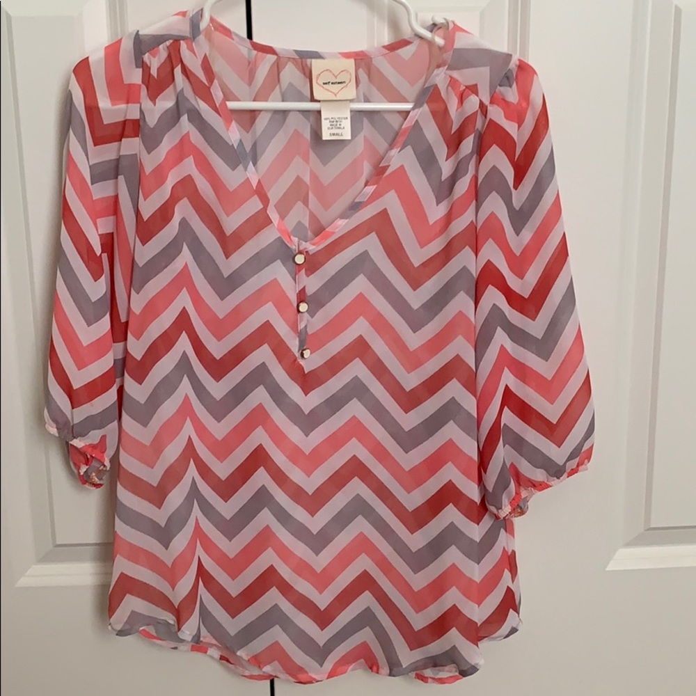 Chevron patterned 3/4 sleeve top